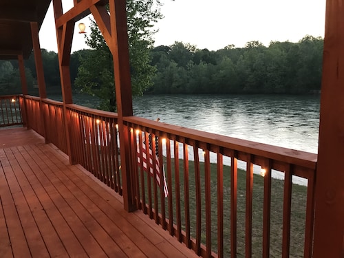 "Firefly on the Current" Gorgeous Riverfront Modern Cabin on Current River