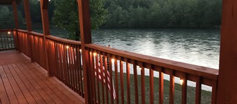 "Firefly on the Current" Gorgeous Riverfront Modern Cabin on Current River