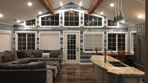 "Firefly on the Current"  Gorgeous Riverfront Modern Cabin on Current River