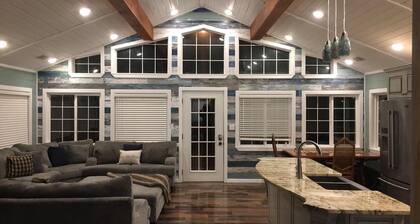 "Firefly on the Current" Gorgeous Riverfront Modern Cabin on Current River