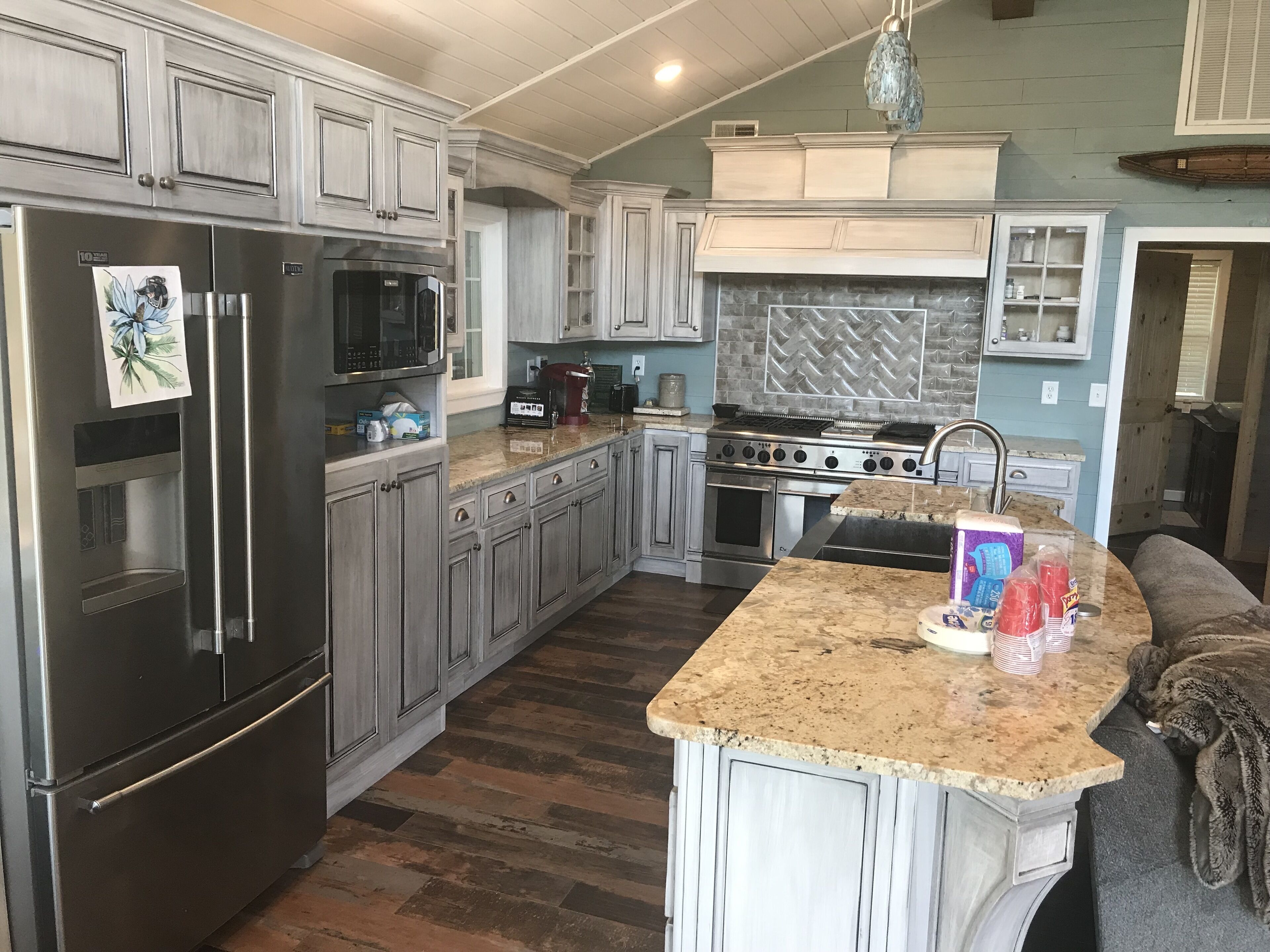 Jääkaappi, mikroaaltouuni, uuni, liesi