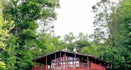 "Firefly on the Current" Gorgeous Riverfront Modern Cabin on Current River