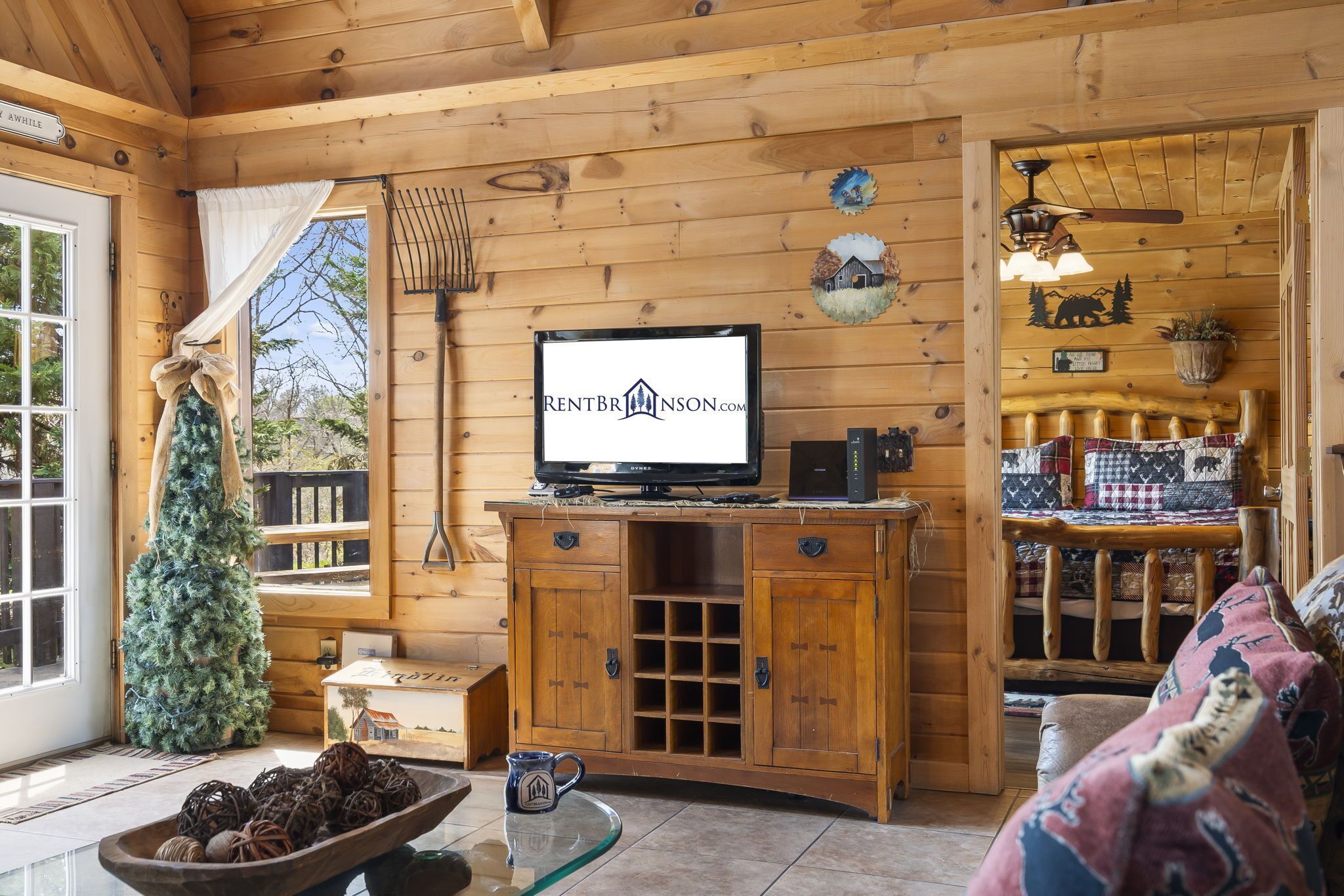 Télévision, cheminée, lecteur de DVD