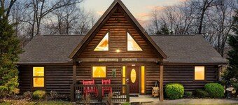 Real Log Cabin Near Big Cedar w Pvt Fire Pit_Hot Tub_Wood View_Trails End_Free Tickets