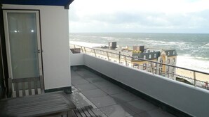 A balcony with a view of the sea and buildings. - Haus am Meer App 158 (Sylt)