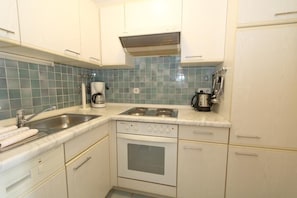 Geladeira, cooktop, lava-louças, cafeteira/chaleira