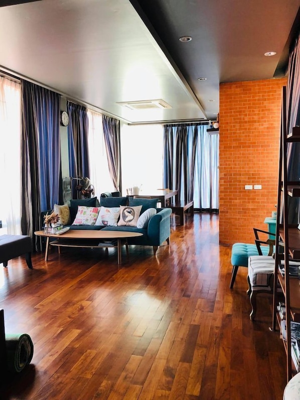 5 Bedrooms | Living room | 42-inch Smart TV with digital channels, TV
