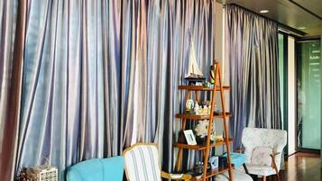 5 Bedrooms | Living area | 42-inch Smart TV with digital channels, TV