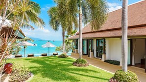A resort with a pool, palm trees, and a view of the ocean. - HSH - 3 Bedrooms Front Beach - Bangrak (Koh Samui)