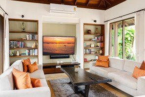 3-Bedroom Pool Villa Beachfront | Zona de estar | Una televisión de pantalla plana