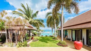 A resort with a pool, palm trees, and a view of the ocean. - HSH - 3 Bedrooms Front Beach - Bangrak (Koh Samui)