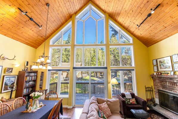 Älytelevisio, takka, DVD-soitin