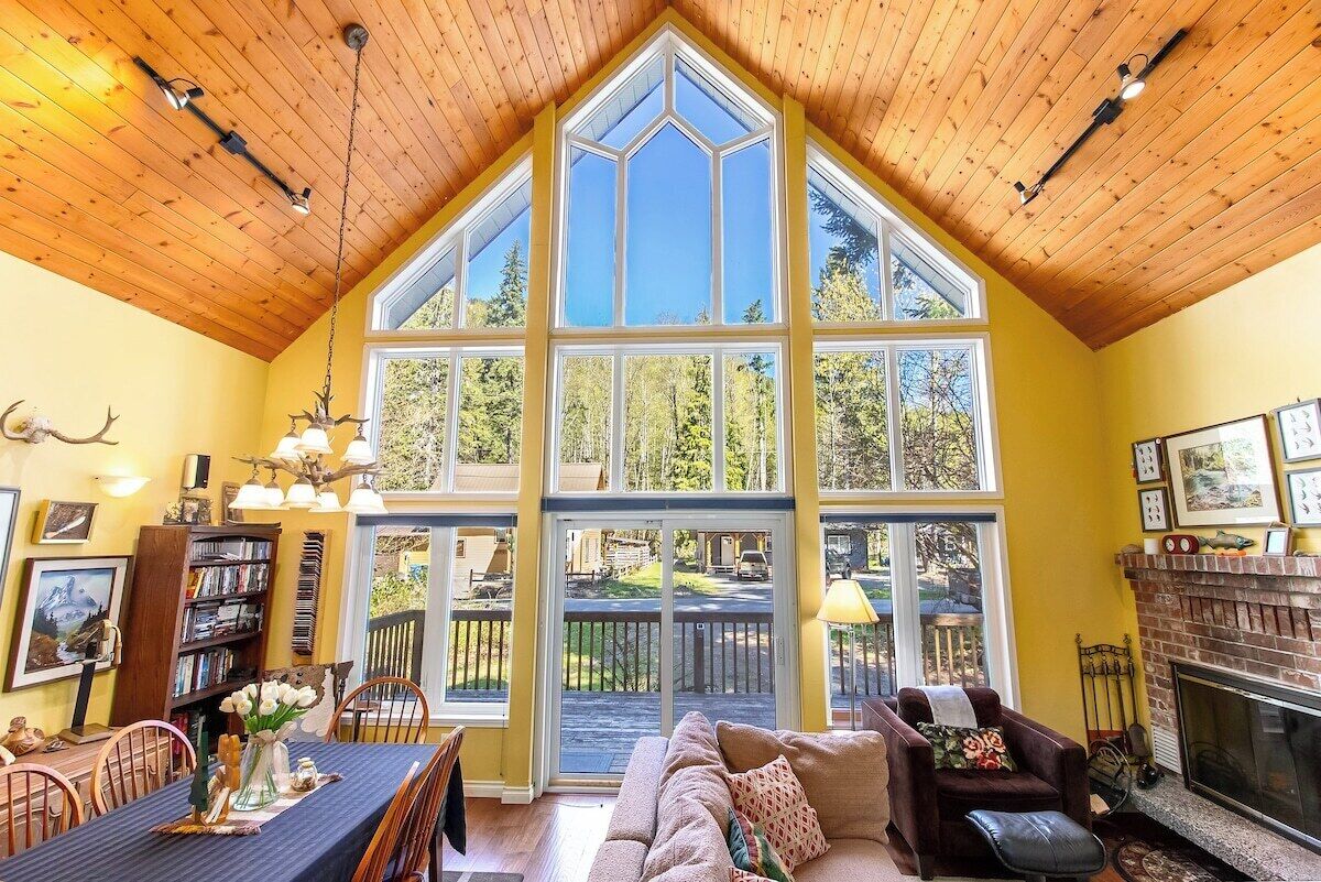 Una televisión, una chimenea