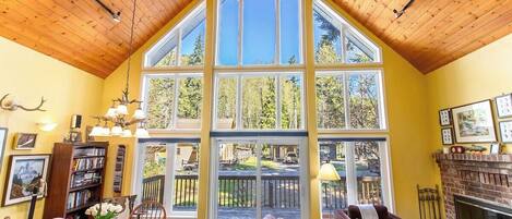 Televisie en een open haard