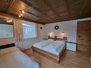 5 camere, culla da viaggio, Wi-Fi gratuito