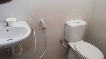 Standard Double Room | Bilik Mandi | Pancuran mandi, bidet, tuala disediakan