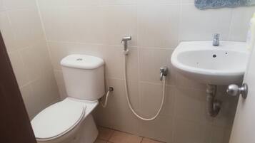 Pancuran mandi, bidet, tuala disediakan