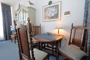Lemari es, kompor, dan mesin pembuat kopi/teh