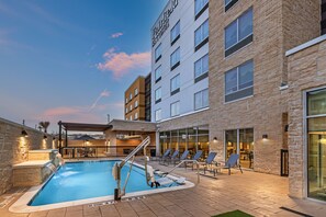 Outdoor pool - Fairfield Inn & Suites Houston Memorial City Area (Houston)