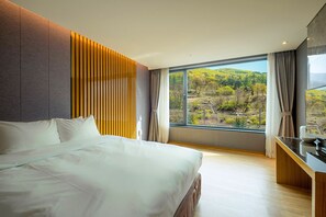 Deluxe Double Room (Korean Ondol) | Mountain view - Traum Valley Hotel (Jeongseon)