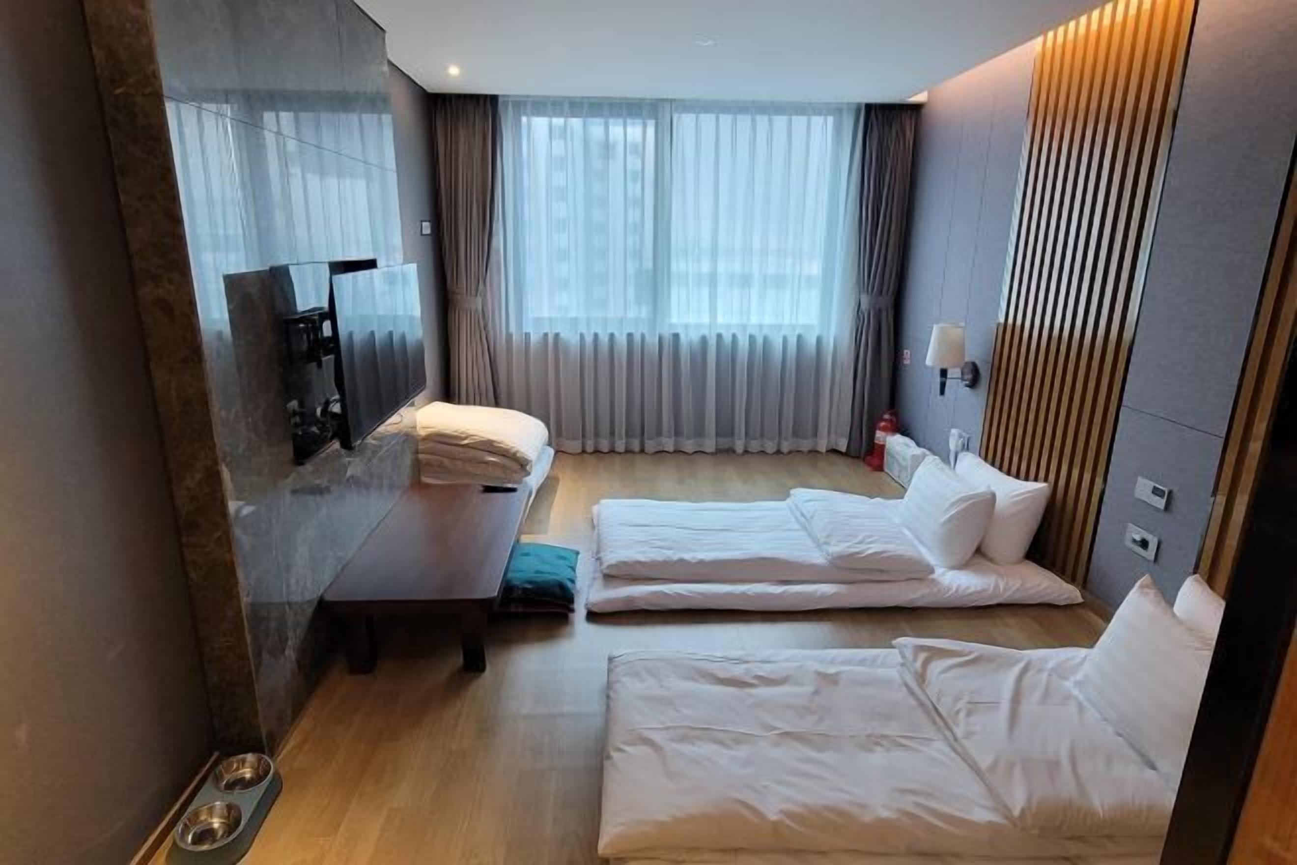 Soundproofing, bed sheets