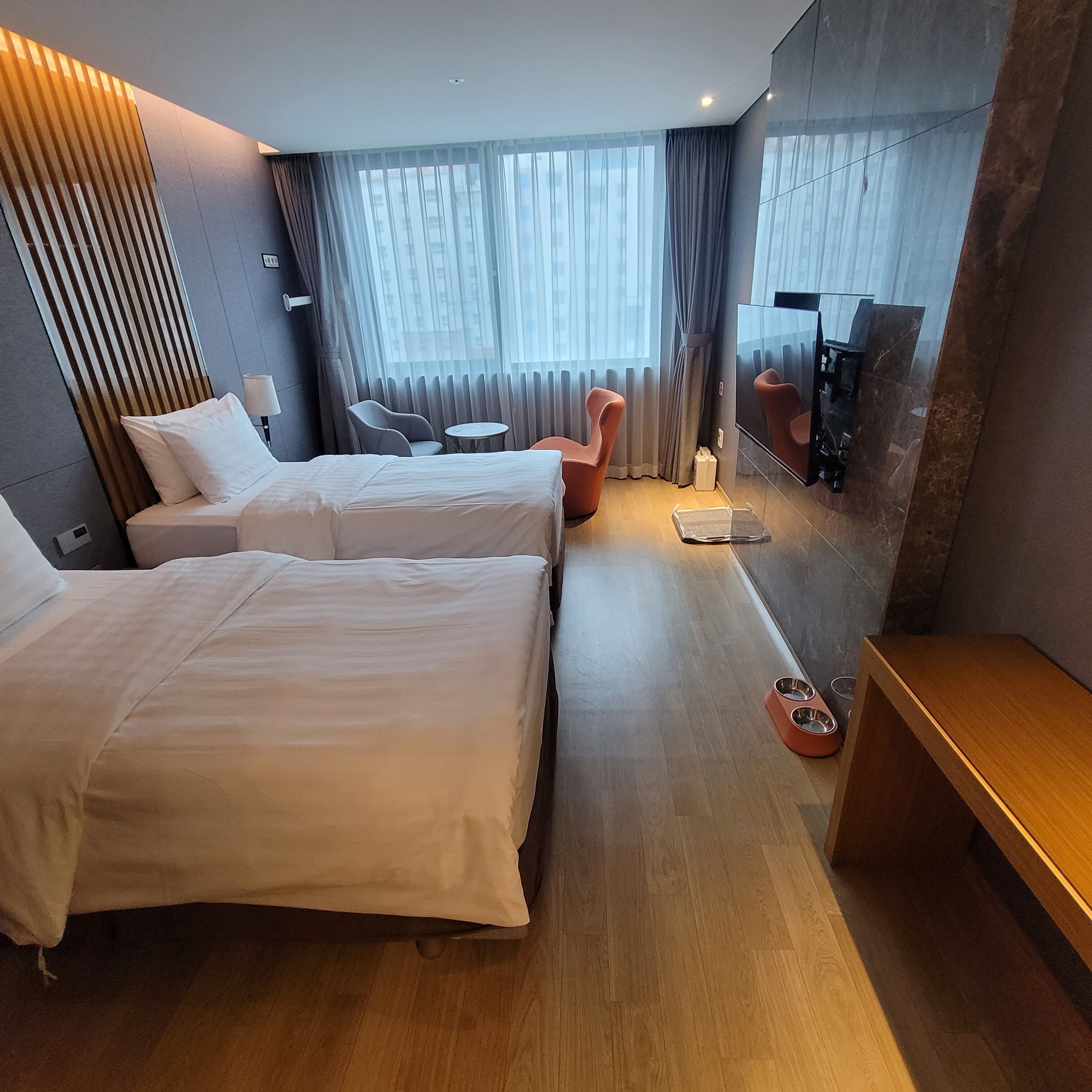 Deluxe Ondol Twin Pet Room | Soundproofing, bed sheets