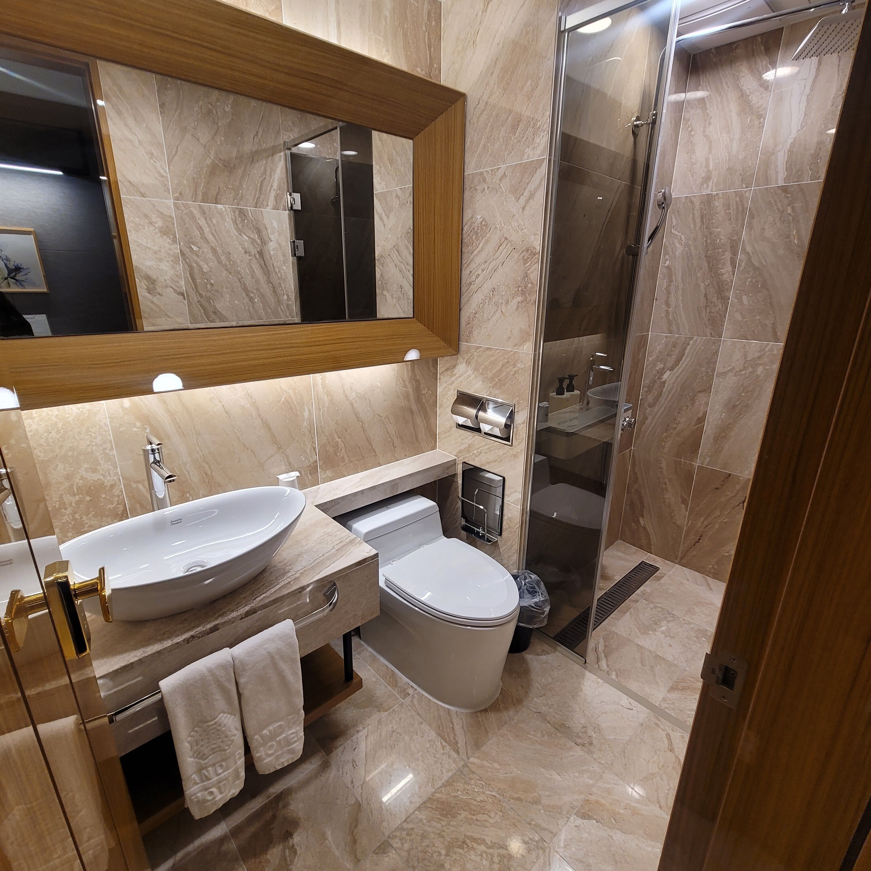 Dusj, hårføner, oppvarmet badegulv og håndklær