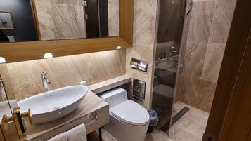 Dusj, hårføner, oppvarmet badegulv og håndklær