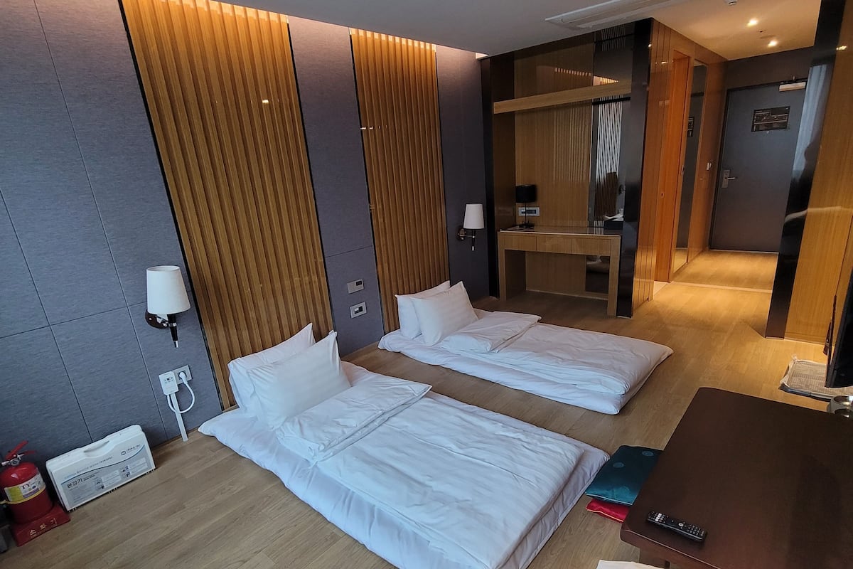 Deluxe Ondol Pet Room | Soundproofing, bed sheets