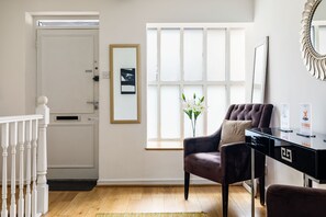 47-inch flat-screen TV with satellite channels, TV - Picktheplace Crawford Place Suites (London)