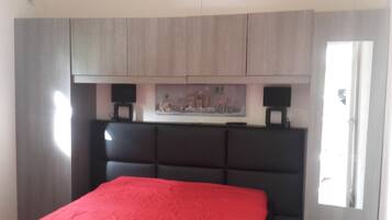 2 makuuhuonetta, silitysrauta/-lauta, vauvan matkasänky, Wi-Fi