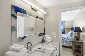 3 slaapkamers, een strijkplank/strijkijzer, gratis wifi, beddengoed