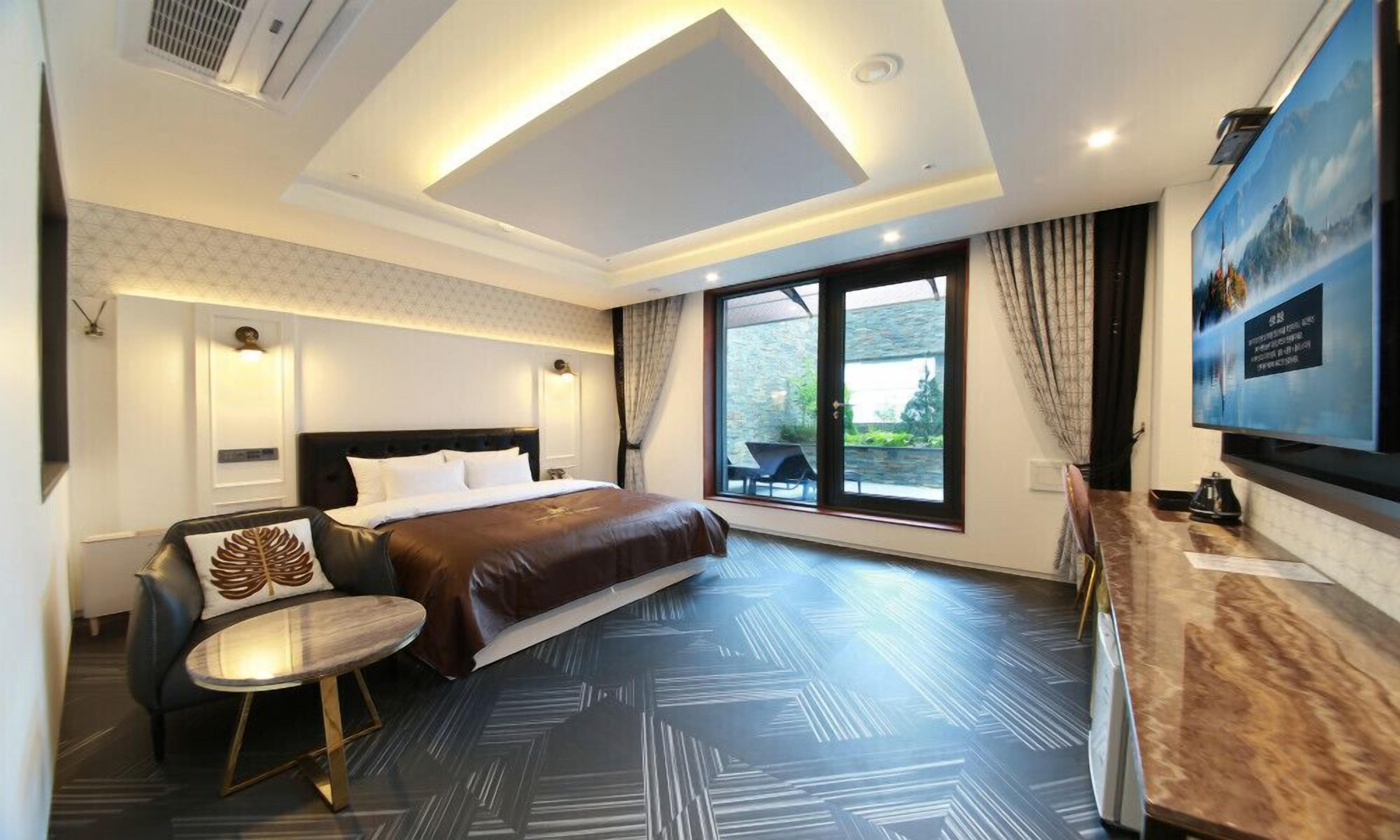 deluxe double room, terrace | individually decorated, individually furnished, free wifi