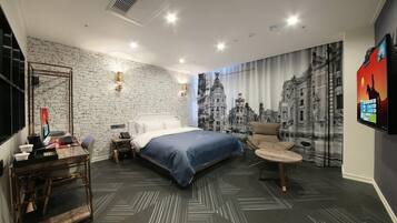 Un dormitorio moderno con cama, escritorio y silla.