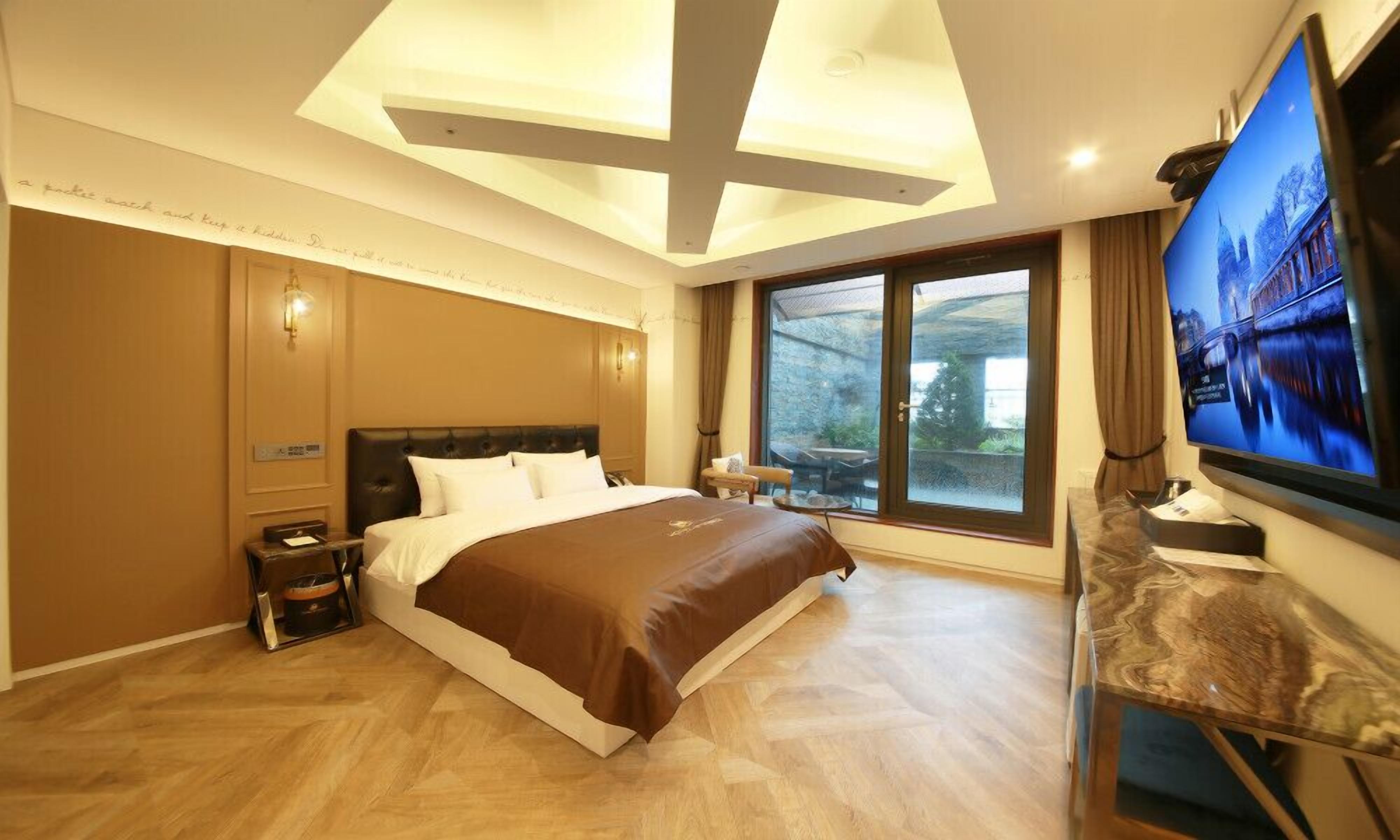 standard double room, terrace | individually decorated, individually furnished, free wifi