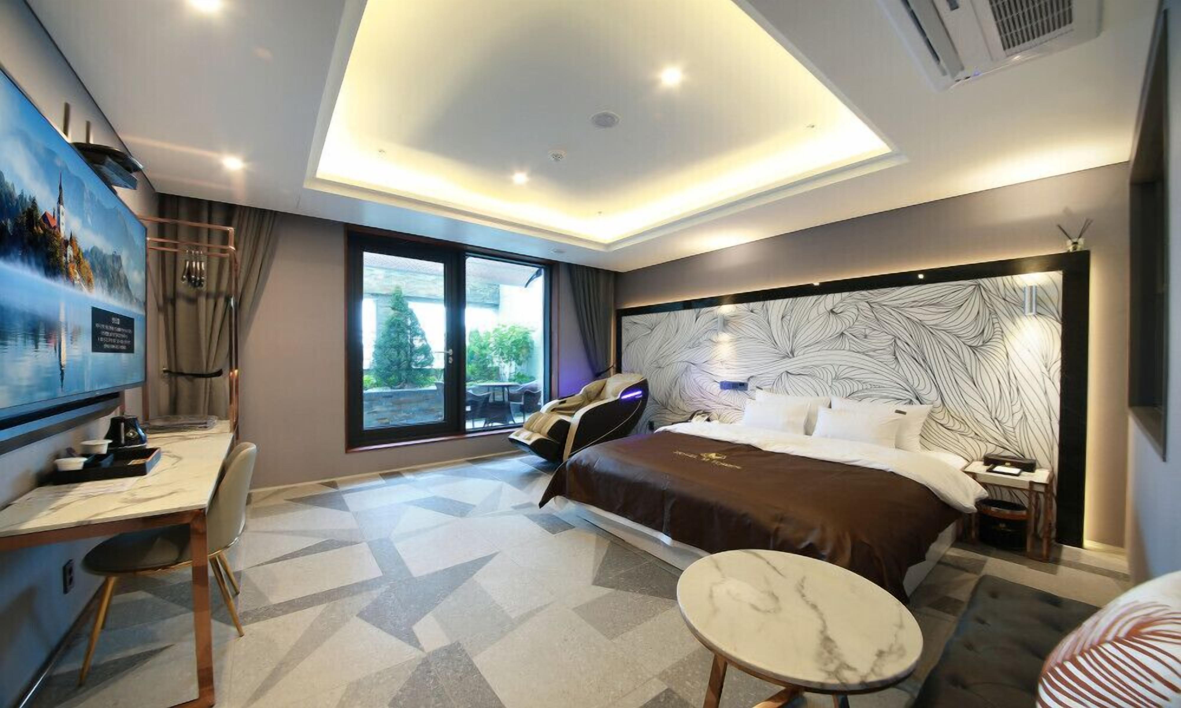 deluxe double room, terrace | individually decorated, individually furnished, free wifi