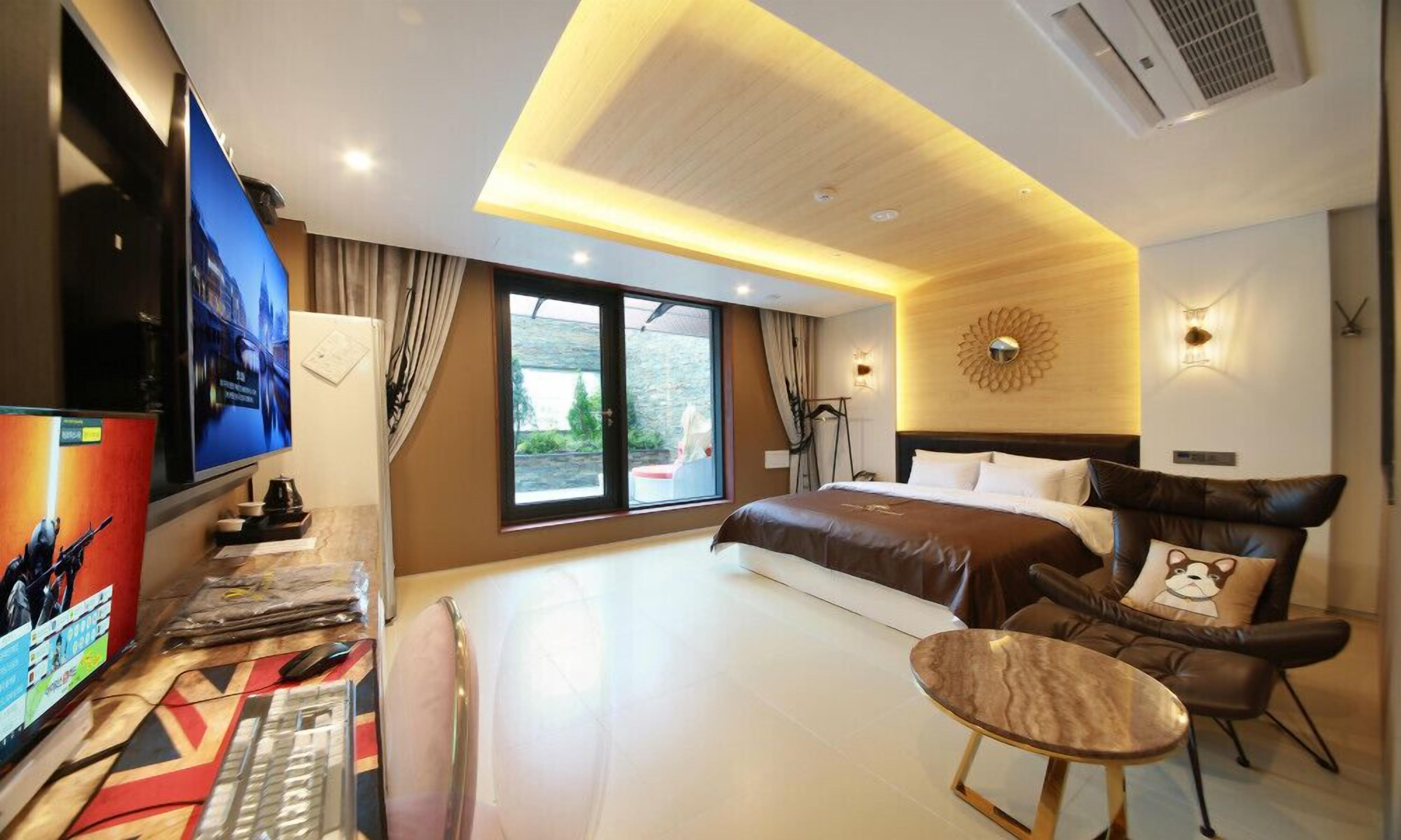 deluxe double room, terrace | individually decorated, individually furnished, free wifi