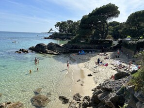 A beach with clear water, rocky shore, and trees. - Breton house 5 minutes from the beach, with a patio and garden, in Fouesnant – Les Glénan (Fouesnant)