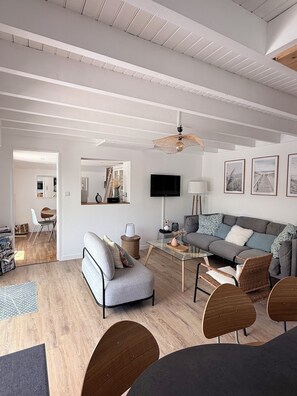 TV, stereo, offices - Traditional Breton house 5 minutes from the beach, with a terrace and garden, in Fouesnant – Les Glénan (Fouesnant)