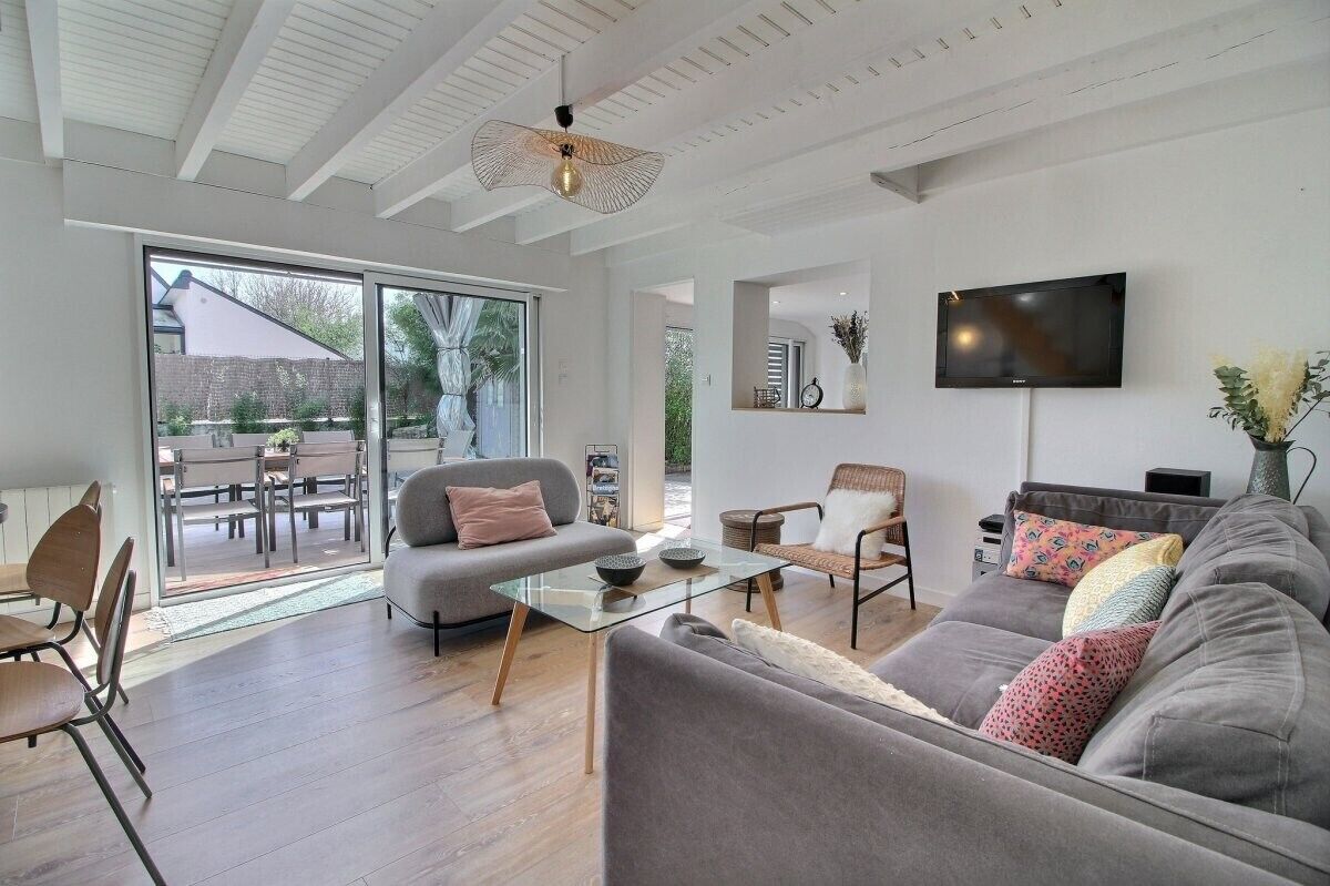 Télévision, chaîne hi-fi, espaces bureaux