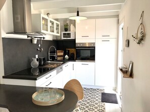 Frigorifero, microonde, forno, piano cottura