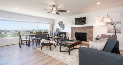 Spacious Ocean View Home Near Everything - Sunsets - Quiet Neighborhood