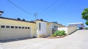 Una propiedad residencial con garaje, un jardín pequeño y cielo despejado.