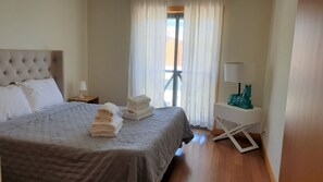 4 bedrooms, iron/ironing board, internet, bed sheets