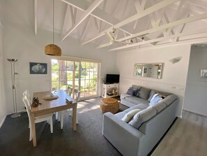 Family Cottage | Living area | Ping pong - McMillans of Metung Coastal Resort (Metung)