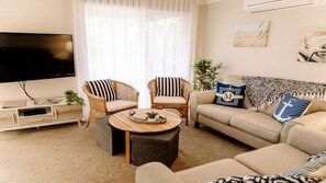 Family Villa | Living room | Table tennis - McMillans of Metung Coastal Resort (Metung)