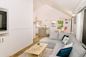 Deluxe Cottage | Living area | Table tennis