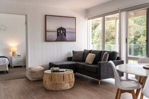 Family Cottage | Living area | Table tennis - McMillans of Metung Coastal Resort (Metung)