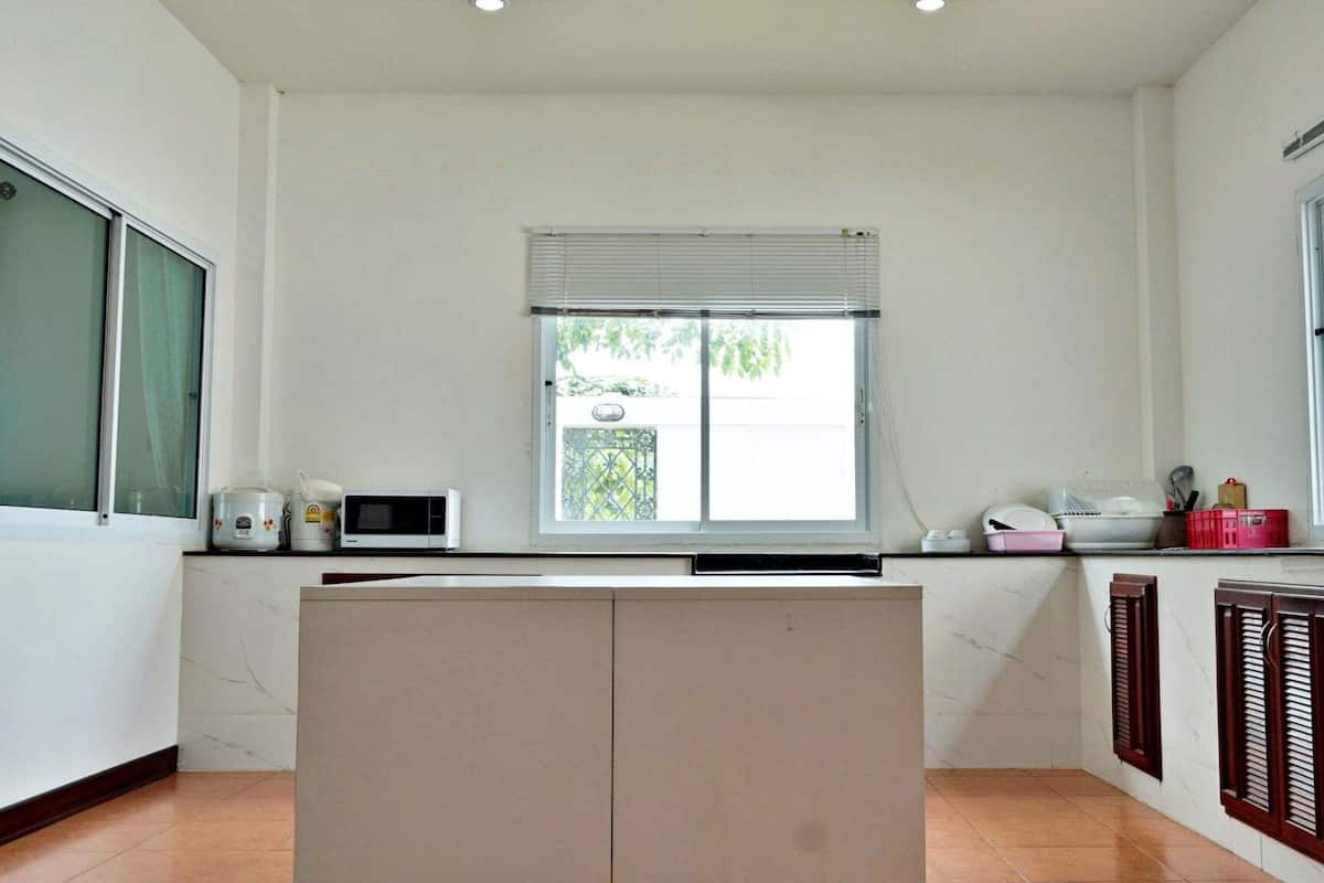 Family House (Entire Pool Villa 1) | Dapur peribadi | Peti sejuk, ketuhar gelombang mikro, dapur, periuk nasi