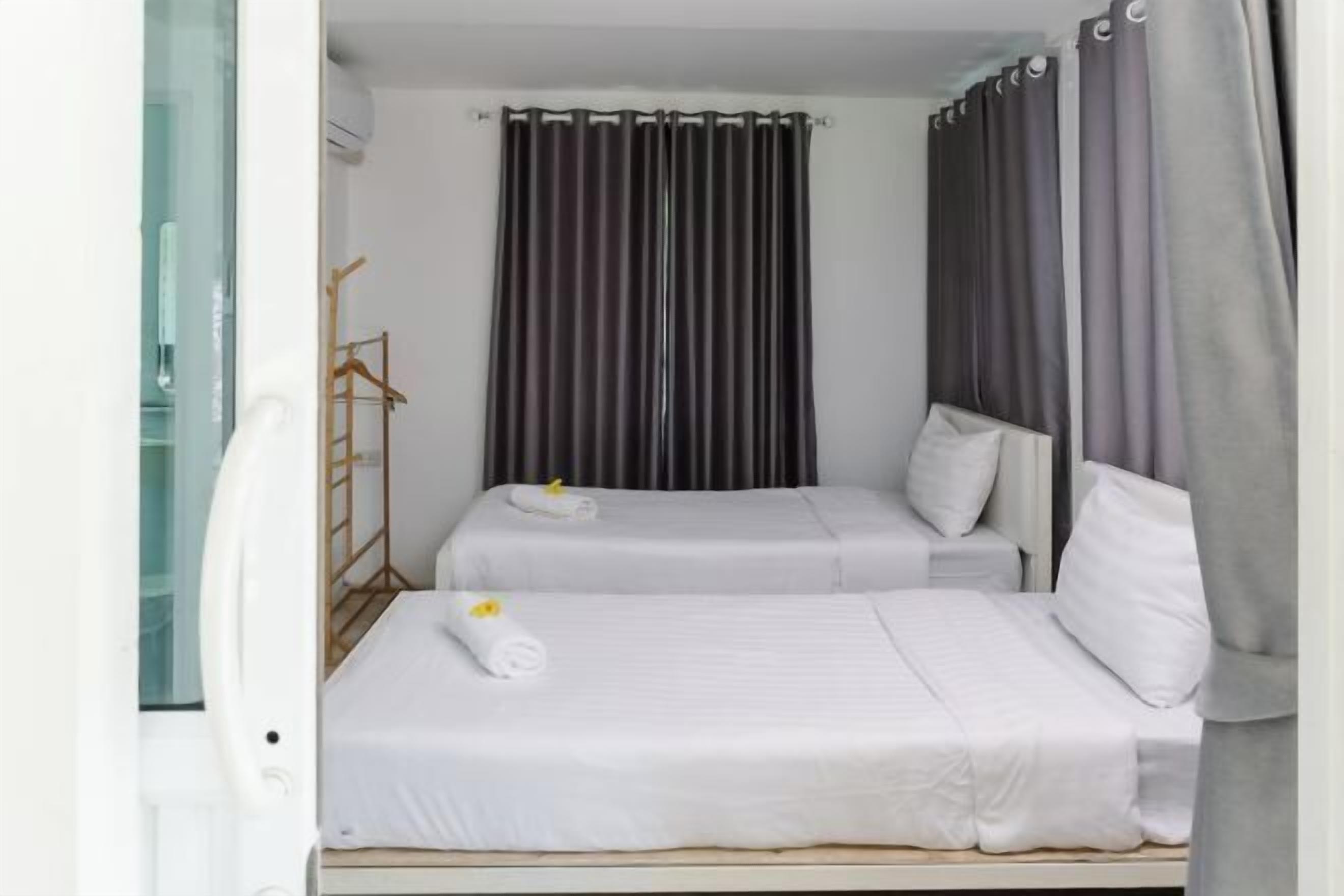 4 bedrooms, blackout drapes, rollaway beds, free WiFi